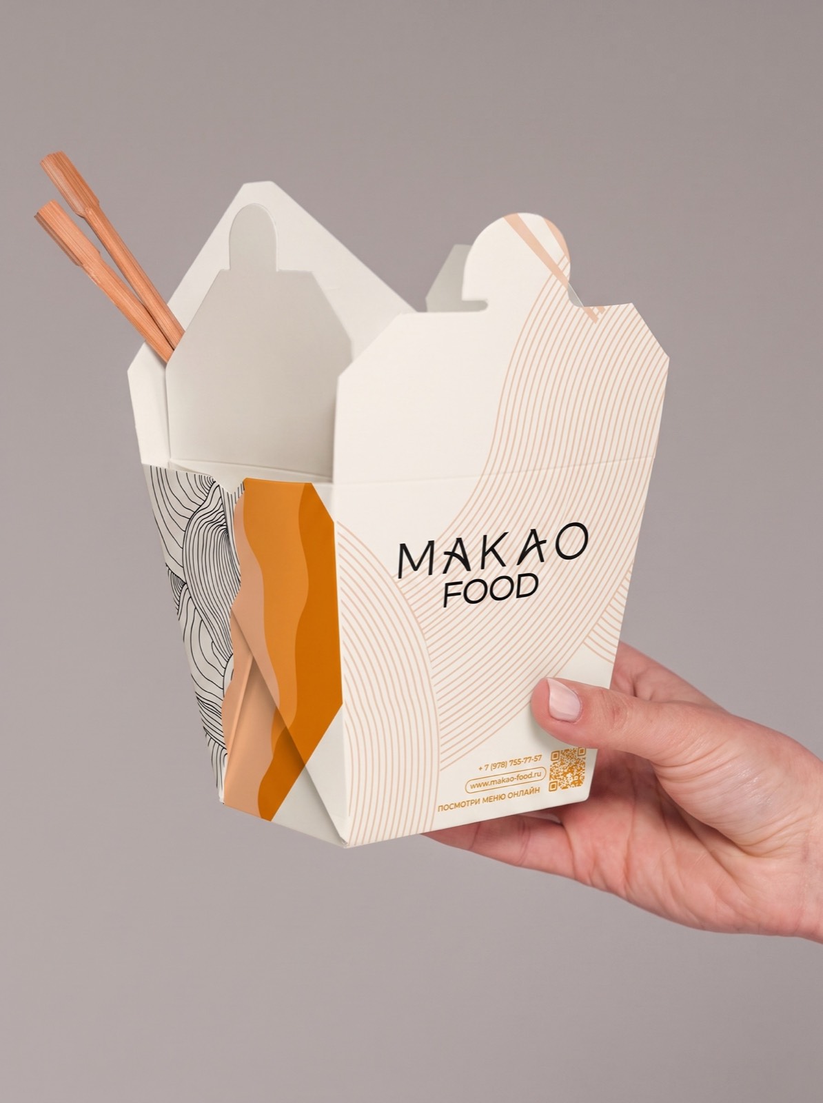 Коробка для лапши MAKAO Food в руке