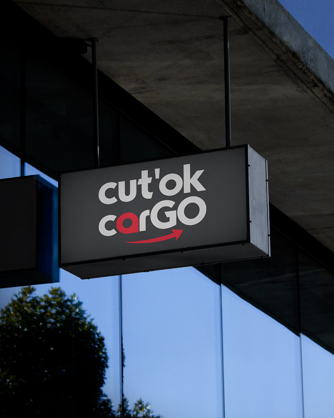 Логотип Cut’ok Cargo на наружной вывеске