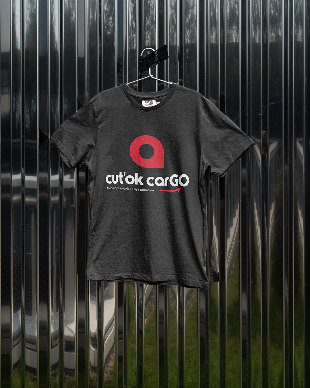 Чёрная фирменная футболка Cut’ok Cargo