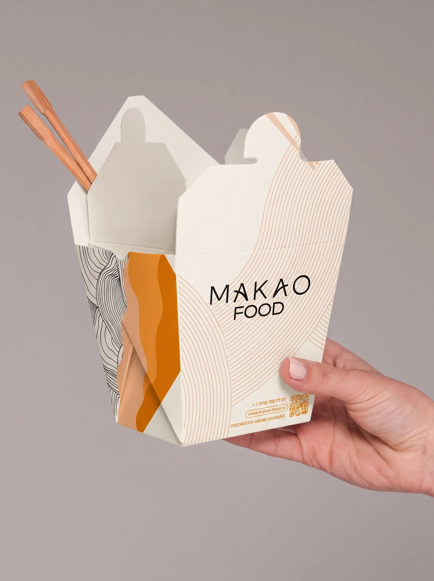 Коробка MAKAO FOOD для wok с палочками — вид в руке