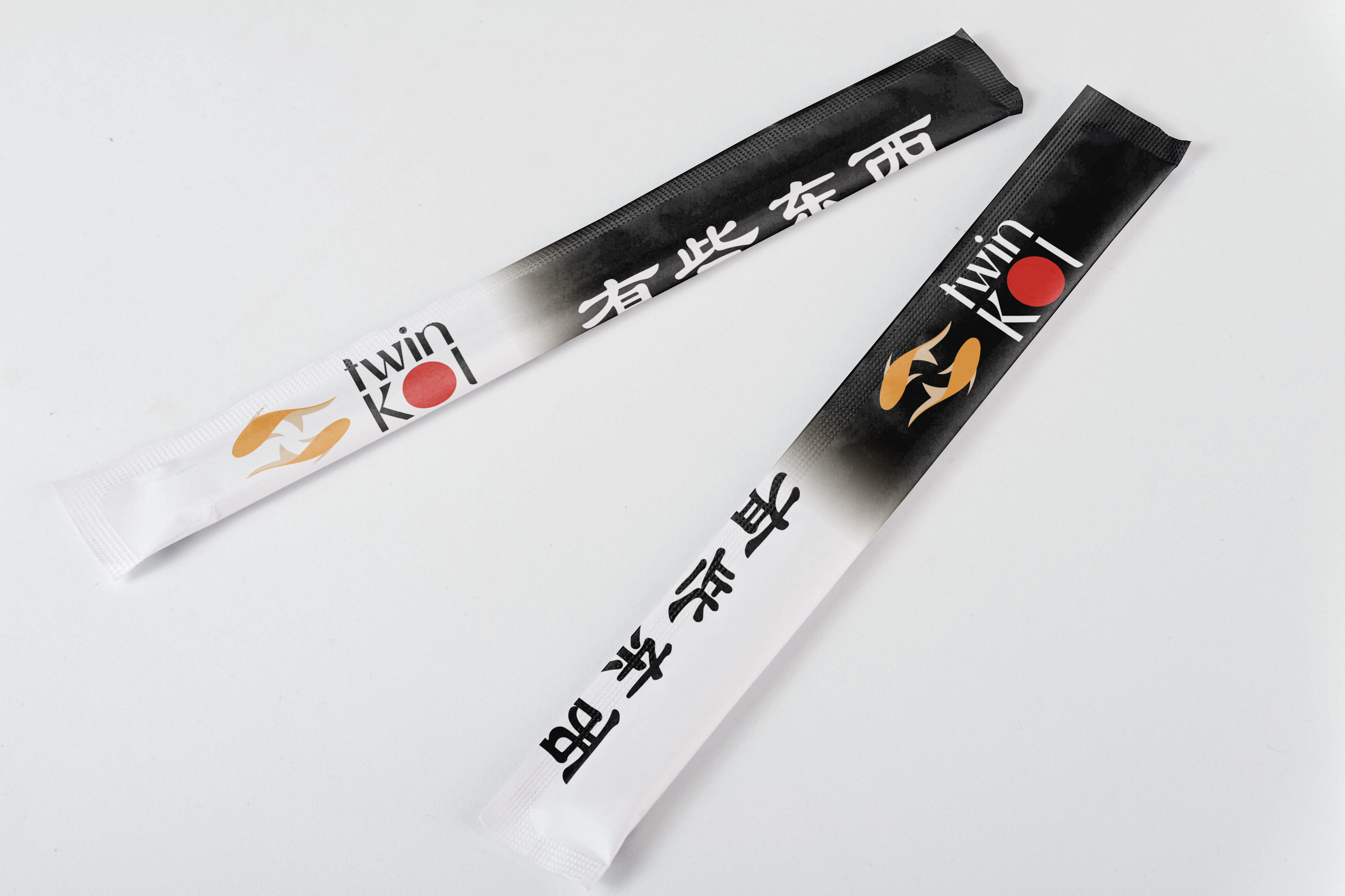 Логотип Twin Koi на упаковке для палочек