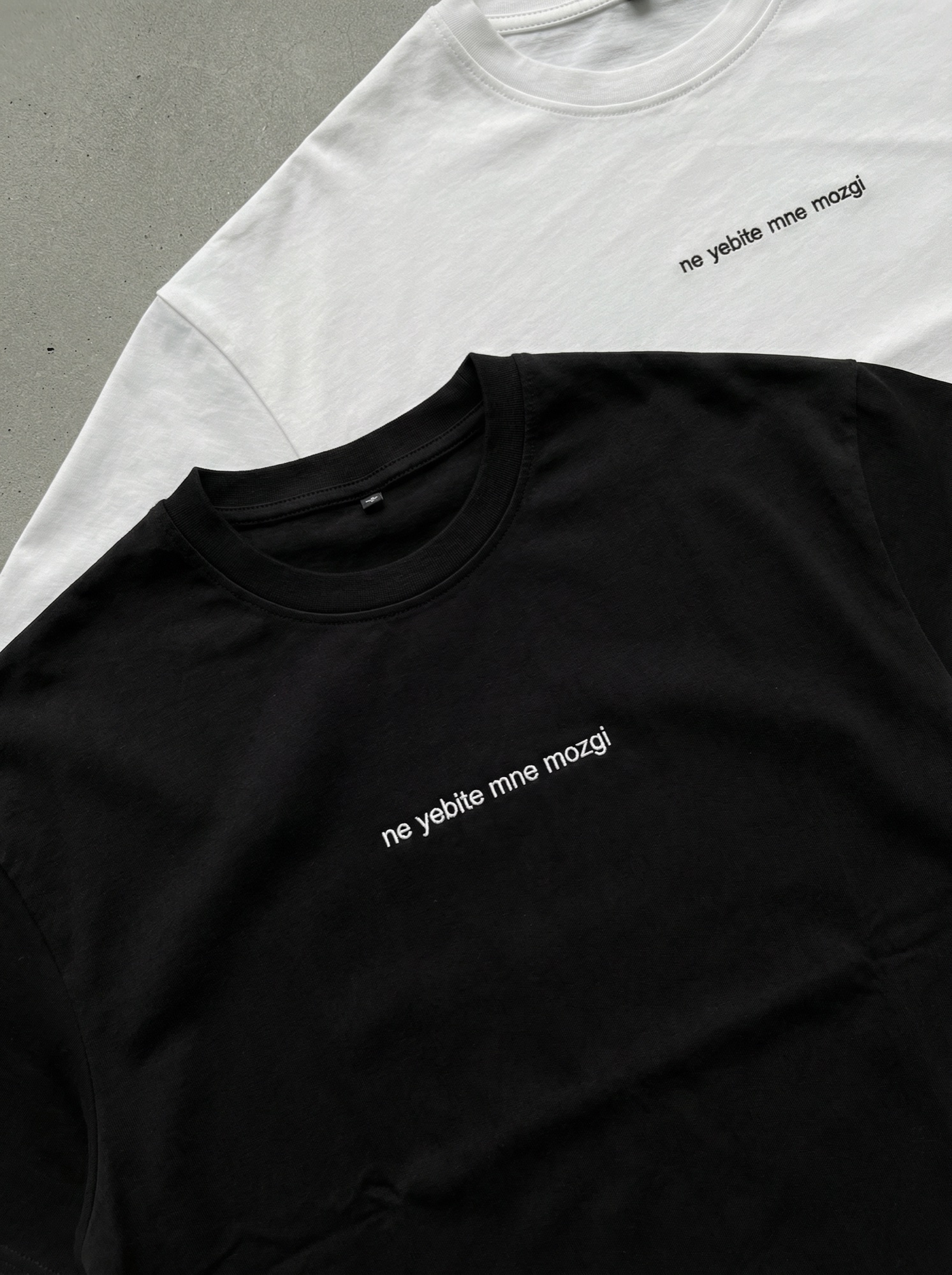 Чёрная и белая футболки Zloi Brand