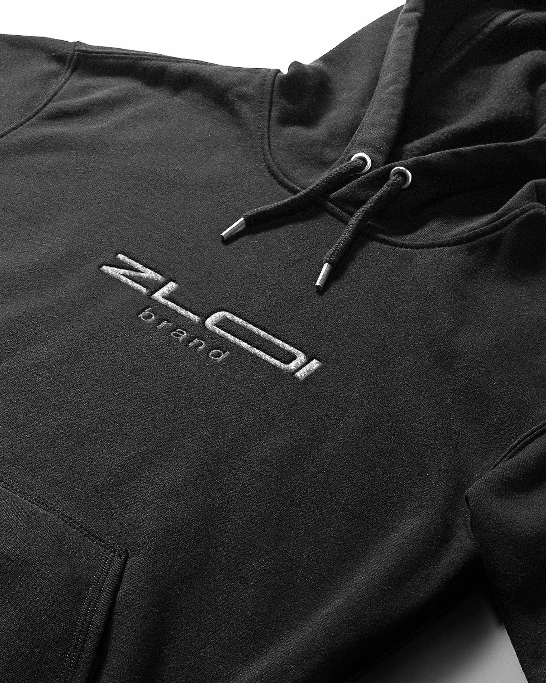 Логотип Zloi Brand на чёрном худи